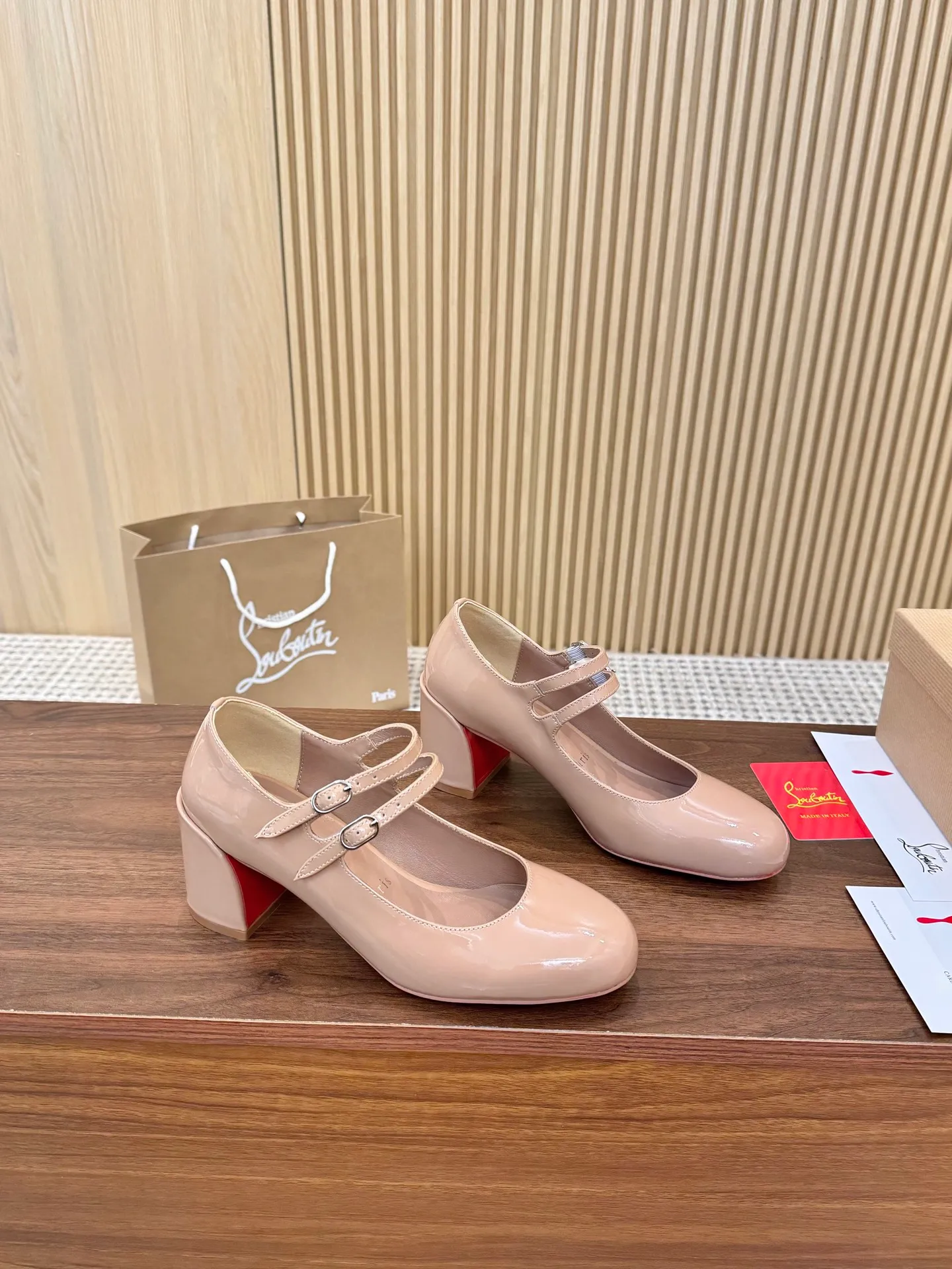 👟👟Ex-factory price 480👟👟 Genuine leather sole +40 Year-round shipment💝Christian Louboutin CL👠 "Patent Leather Series" Noble and luxurious, real blingbling✨ Real materials, all customized by the pattern maker, and the materials are made of original customized materials to achieve the taste of the original 6 color options💍Upper: Imported👉cow patent leather💪 Lining: Sheepskin foot pad/lining Size: 34-40.41.42 Heel height: 6.5cm
